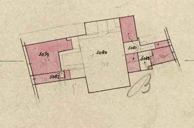 <p>Op de kadastrale hulpkaart van 1876 is te zien dat de U-vormige structuur achter het hoofdhuis is gesloopt en dat het achterhuis een stuk naar achteren is uitgebreid (Kadaster). </p>
